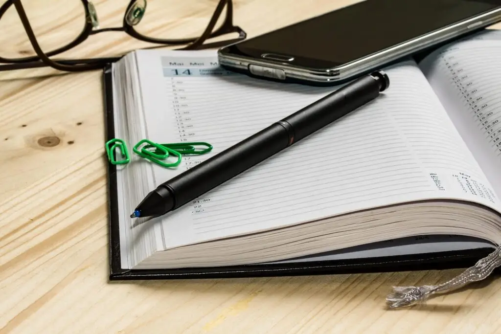 Professionelle Assistenz organisiert Termine und Büroaufgaben