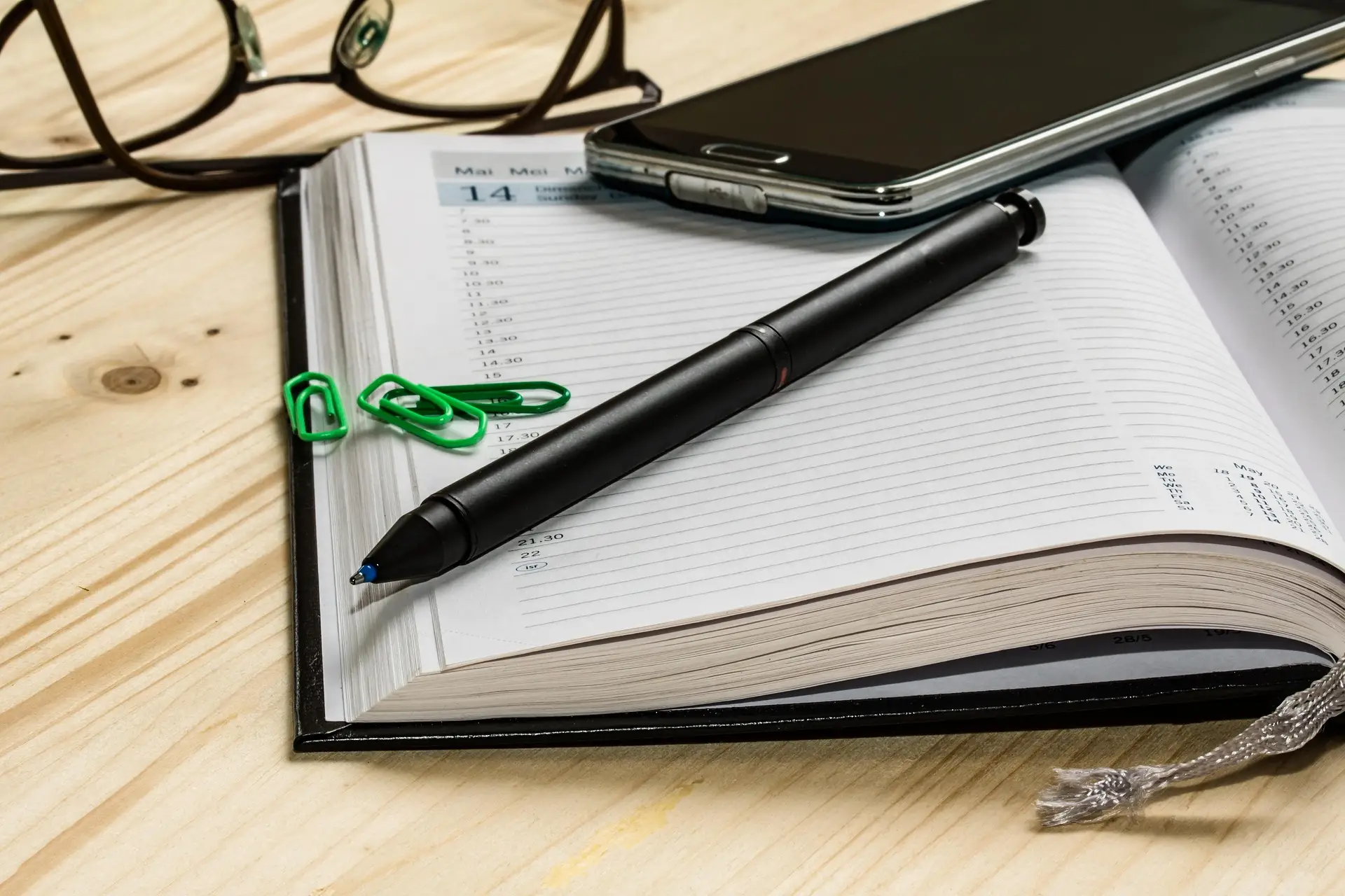 Professionelle Assistenz organisiert Termine und Büroaufgaben
